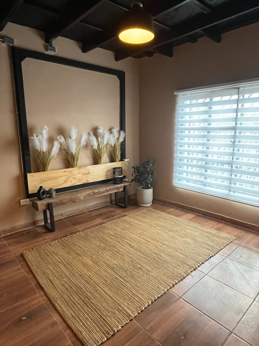 Sala de estar con ventana y decoración de madera